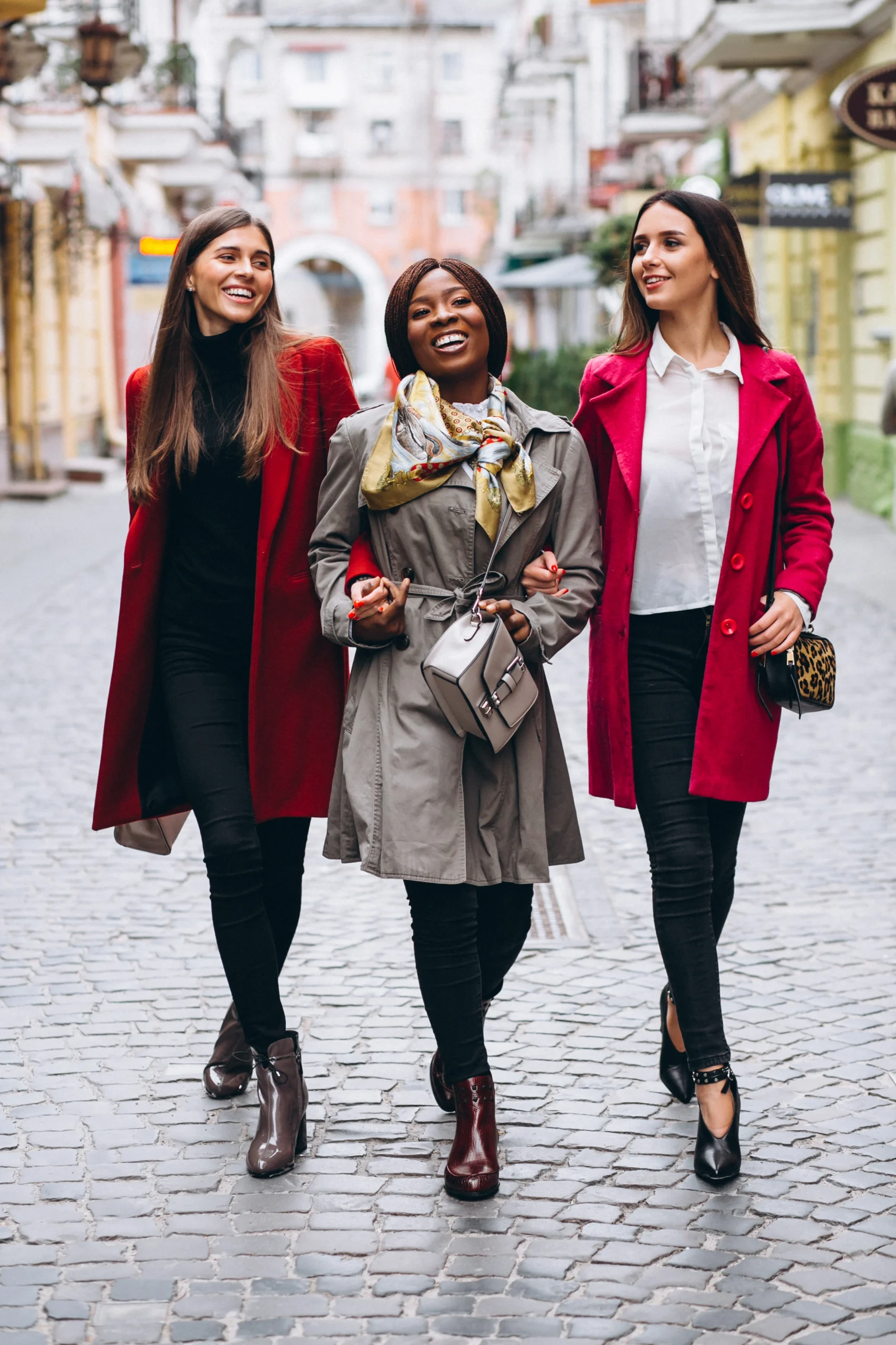 Trois femmes élégantes marchent dans la rue