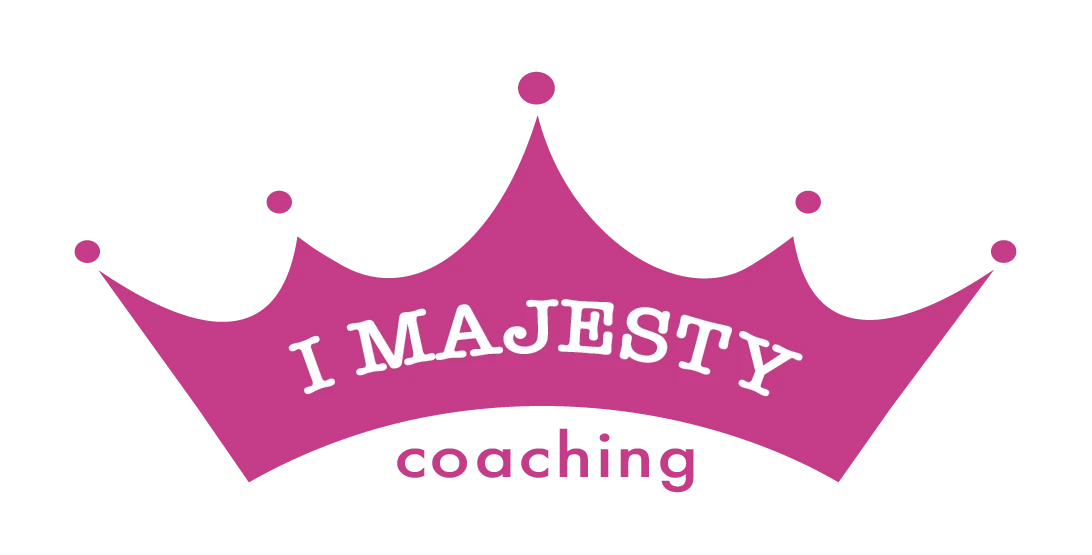 logo fucshia sous forme de couronne avec inscription I Majesty Coaching