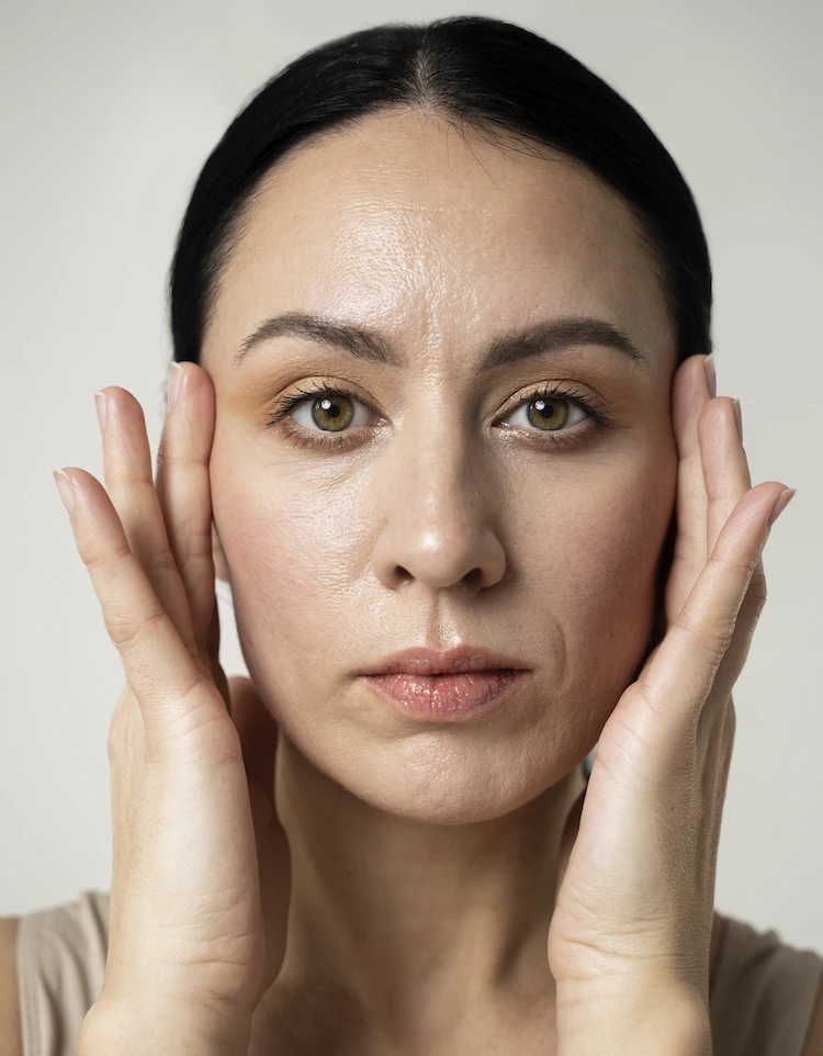 Prestation morphologie du visage avec image de femme qui étire son visage